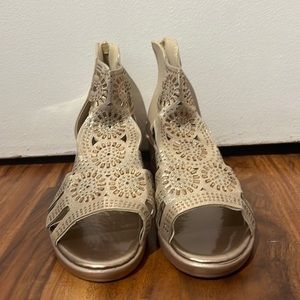 I’m selling heels that have some gold  gems. The shoes are in great condition